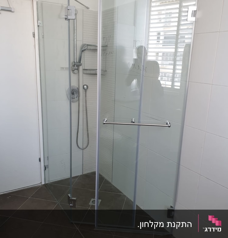 מקלחון זכוכית עם דלתות ומוט מקלחת